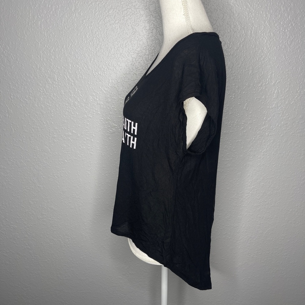 Black t-shirt with Christian cross graphic created worth Faith size‎ Large - Picture 3 of 6